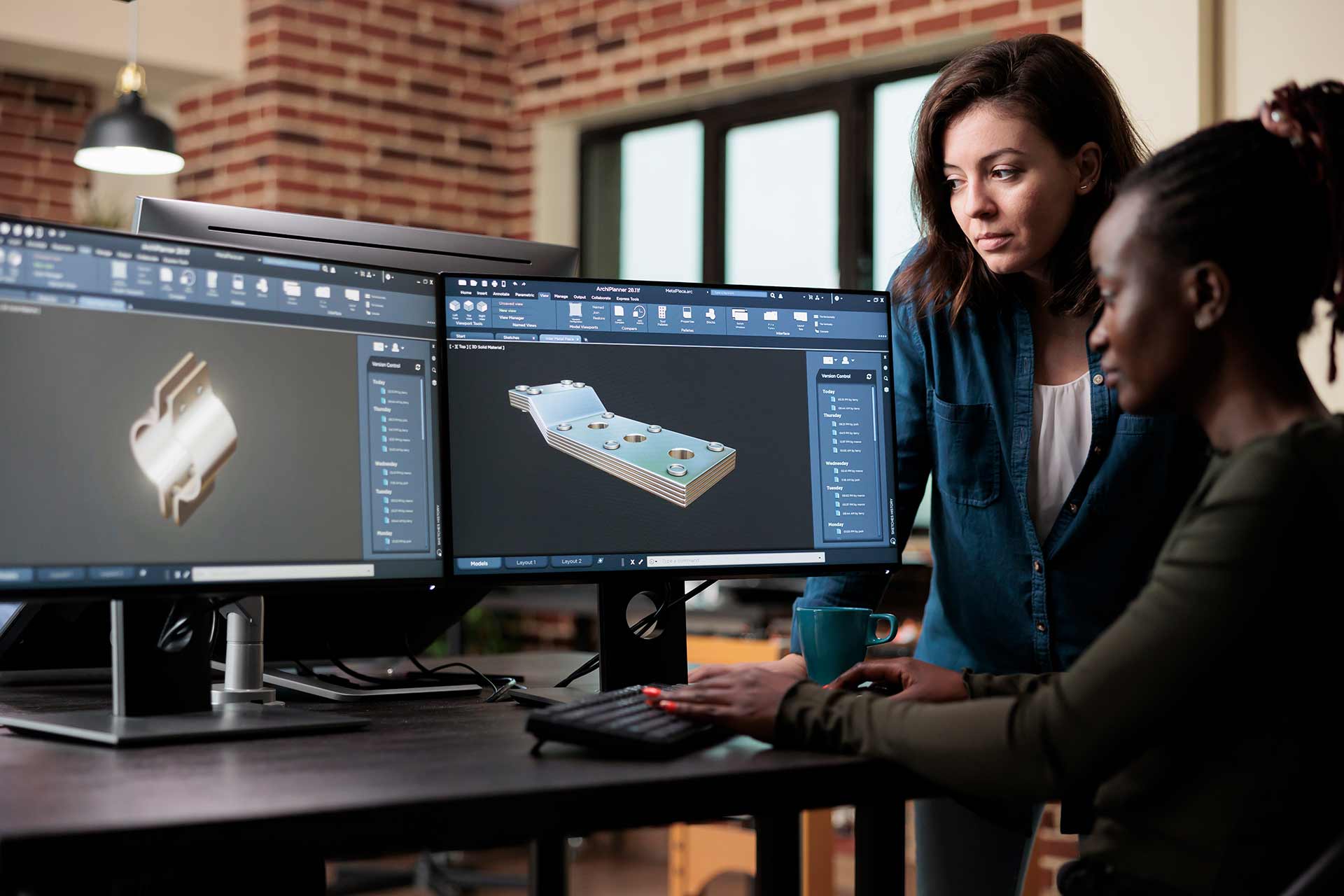 Ingenieur bei der Arbeit an einem 3D-CAD-Modell